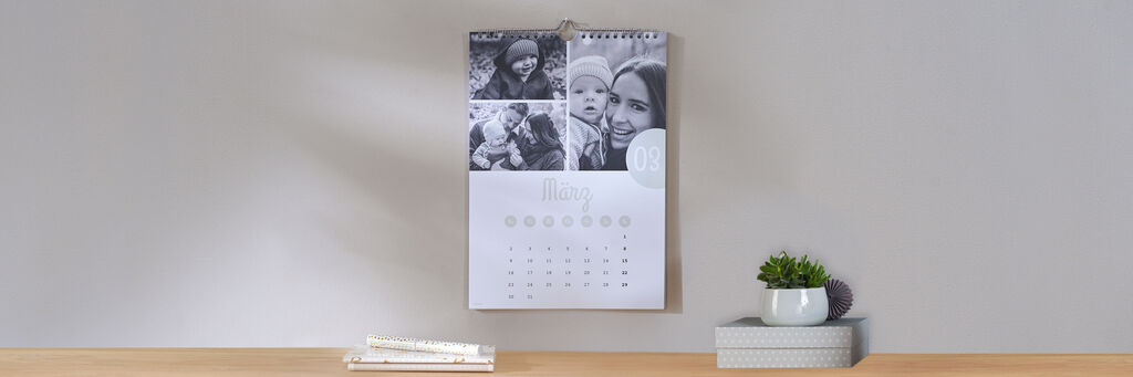 CEWE Kalender mit vier Schwarz-Weiß-Fotos.